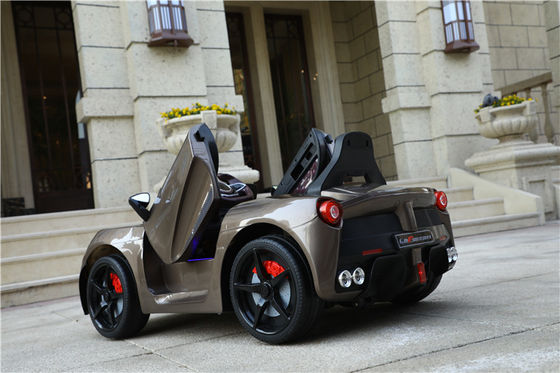 2023 Made In Nuovo 12 Volt Kids Electric Ride On Car con Due Porte Aperte Marrone