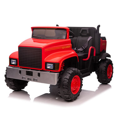 Bambino 12V a guida elettrica su un trattore auto con secchio posteriore