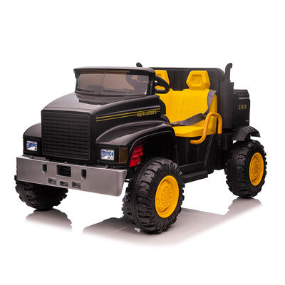 Bambino 12V a guida elettrica su un trattore auto con secchio posteriore