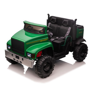 Bambino 12V a guida elettrica su un trattore auto con secchio posteriore