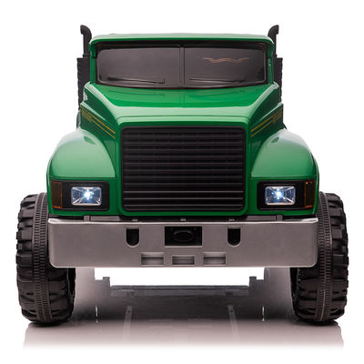 Bambino 12V a guida elettrica su un trattore auto con secchio posteriore