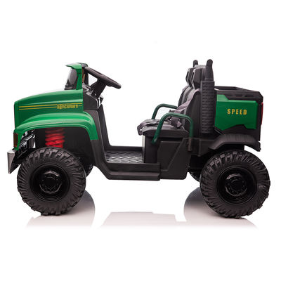 Bambino 12V a guida elettrica su un trattore auto con secchio posteriore