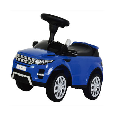 Bambini di 2 anni in plastica su un veicolo a quattro ruote auto giocattolo per divertimento dei bambini