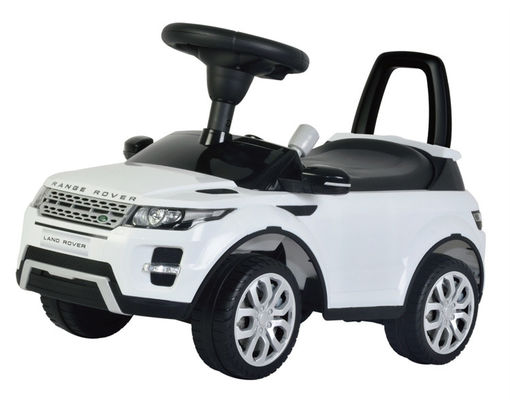 Bambini di 2 anni in plastica su un veicolo a quattro ruote auto giocattolo per divertimento dei bambini