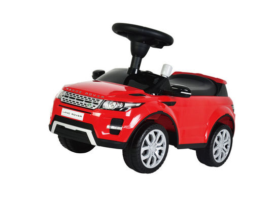 Bambini di 2 anni in plastica su un veicolo a quattro ruote auto giocattolo per divertimento dei bambini