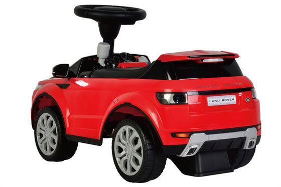 Bambini di 2 anni in plastica su un veicolo a quattro ruote auto giocattolo per divertimento dei bambini