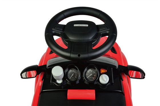 Bambini di 2 anni in plastica su un veicolo a quattro ruote auto giocattolo per divertimento dei bambini