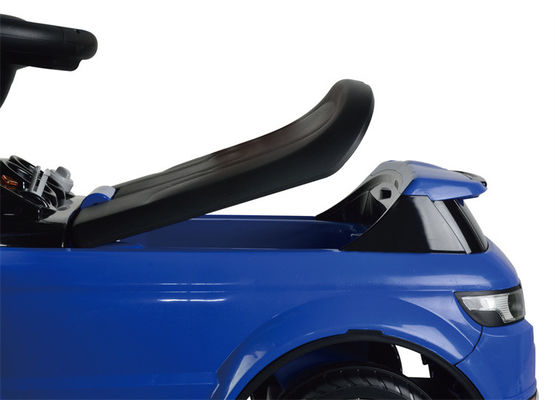 Bambini di 2 anni in plastica su un veicolo a quattro ruote auto giocattolo per divertimento dei bambini