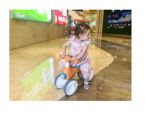 Bicicletta di plastica a quattro ruote per bambini con dispositivo a bolla di luce musicale con carico massimo di 30 kg