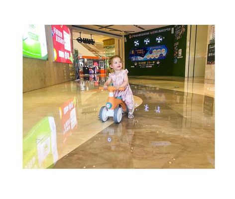 Bicicletta di plastica a quattro ruote per bambini con dispositivo a bolla di luce musicale con carico massimo di 30 kg