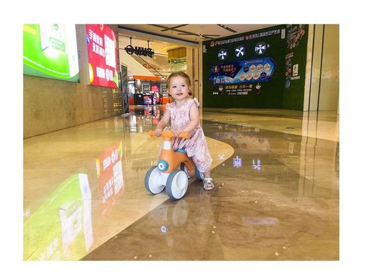 Bicicletta di plastica a quattro ruote per bambini con dispositivo a bolla di luce musicale con carico massimo di 30 kg