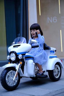 Unisex batteria azionata Vernice nera elettrica bambini guida su motocicletta auto bambini