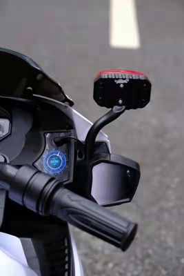 Motocicletta elettrica a tre ruote per bambini in rosso/bianco/argento/nero