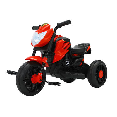 Ragazzi blu neutrali sul genere, in moto a tre ruote con pedali e le migliori auto motorizzate