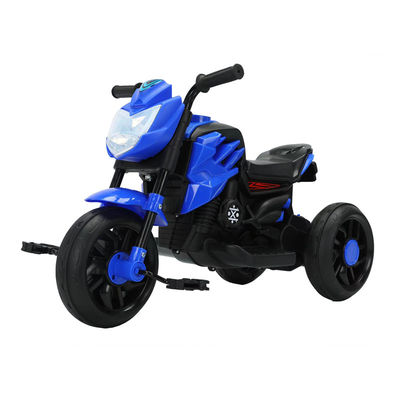 Ragazzi blu neutrali sul genere, in moto a tre ruote con pedali e le migliori auto motorizzate