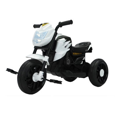 Ragazzi blu neutrali sul genere, in moto a tre ruote con pedali e le migliori auto motorizzate