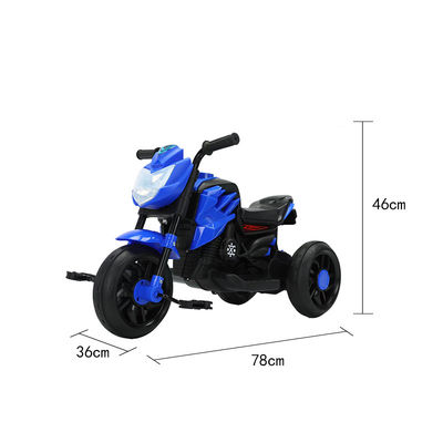 Ragazzi blu neutrali sul genere, in moto a tre ruote con pedali e le migliori auto motorizzate