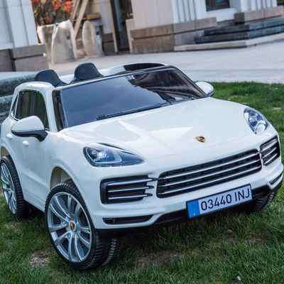 I più recenti bambini elettrici con licenza R/C viaggiano in auto con doppia trazione e due veri sedili