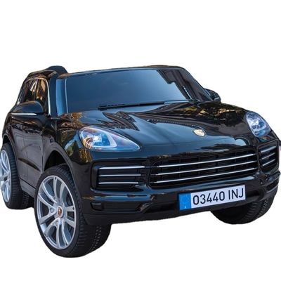 I più recenti bambini elettrici con licenza R/C viaggiano in auto con doppia trazione e due veri sedili