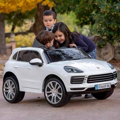 Controllo remoto e musica su auto giocattolo elettrico per bambini Unisex batteria alimentata