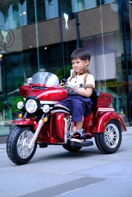 Unisex Genere 12V Bambini in moto con una modella sexy in vernice rossa
