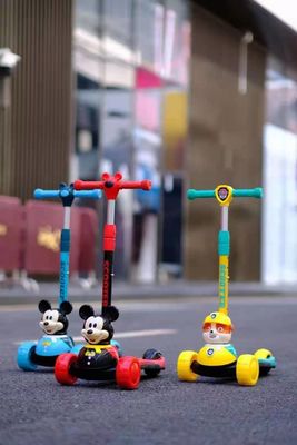 Carro scooter in plastica per bambini con ruota lampeggiante in PU e funzione pieghevole