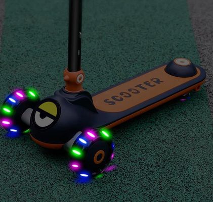 Un pulsante pieghevole sedile di pelle morbida 3 ruote di guida su scooter auto per bambini e durevole