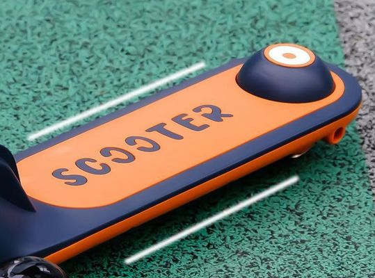 Un pulsante pieghevole sedile di pelle morbida 3 ruote di guida su scooter auto per bambini e durevole
