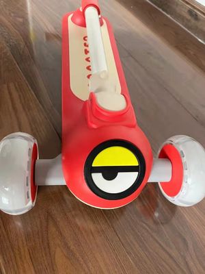 Un pulsante pieghevole sedile di pelle morbida 3 ruote di guida su scooter auto per bambini e durevole