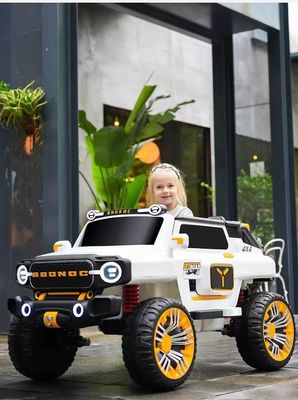 2023 Veicolo elettrico a quattro ruote in PP bianco potenziato a quattro ruote motrici per bambini